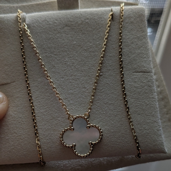 Clover Mother Of pearl Necklace V-gold - Picture 7 of 8